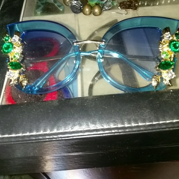 Accessories - Floral accented sunglasses